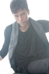 组图：歌手小黑马黄智博写真出炉 演绎冷色系男生