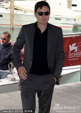 《我仍在这里》发布会 卡西-阿弗莱克帅气亮相(图)