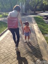 组图：齐秦小24岁娇妻曝光 2岁女儿粉嫩可爱