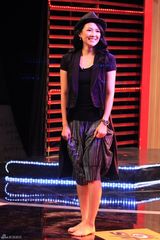 幻灯图：章子怡做客《黄加李泡》 赤脚上阵秀球技