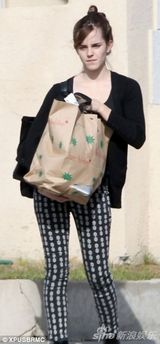 组图:艾玛-沃特森素颜外出购物 休闲装气质脱俗