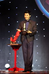 组图：大学生魔术大赛演出晚会在京举行