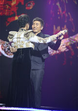 组图：沙宝亮北京开唱 揽宋祖英亲密起舞对唱