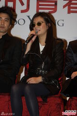 组图：赵薇戴墨镜携《致青春》素服低调宣传