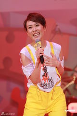 组图：李克勤郑欣宜开唱 鼓励年青人追梦