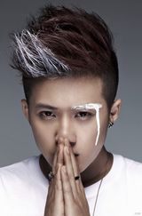 组图：MIC男团拍片身染白漆 纯白大片展示蜕变