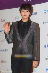 组图：宋仲基银色小西装亮相 亮招牌微笑帅萌