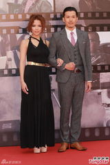 组图：方皓文金像奖红毯黑裙保守 不露事业线