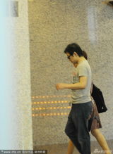 组图：汪峰携神秘女现身酒店 墨镜潮装亮相