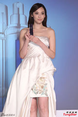 组图：吴佩慈亮相品牌代言礼裙别致优雅