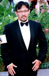 组图：威尼斯电影节开幕红毯 姜文携妻亮相