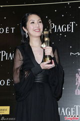 组图：杨千嬅后台剪刀手卖萌 感谢余文乐