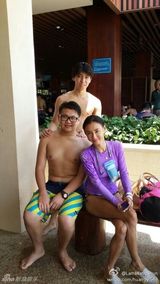 组图：张柏芝抱两子玩水 吻小Q额头母爱四溢