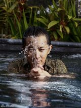 组图：韩庚夏日湿身写真曝光 玩水显孩子气