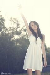 组图：章龄之写真曝光 舞动白裙变世外精灵