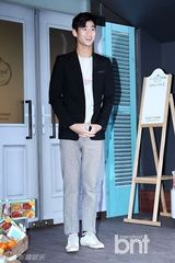 组图：金秀贤帅气夹克装出席某甜品开业典礼