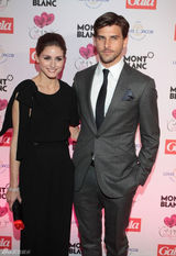 组图：纽约名媛奥利维亚-巴勒莫黑色连身装亮相