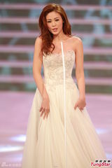 组图：港姐总决赛低胸白裙开场 舞台梦幻唯美