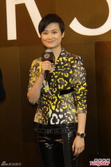 组图：李宇春赴沪人气爆棚 不想再演古装片