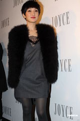 组图：周迅霍思燕出席品牌晚会 毛皮外套驱寒保暖