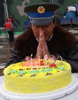 幻灯图集：郭晓冬首次剧组过生日 众影迷热情送大礼