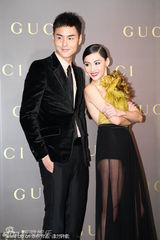 组图：张柏芝薄纱装爆奶走秀 T台姿态性感迷人