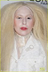 组图：Gaga变白面天山童姥 金毛狮王发型雷人