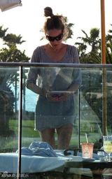 高清组图：莎拉-杰西卡-帕克南加州晒日光浴秀身材