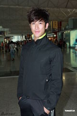 组图：李治廷黑衣现身机场 低调配合媒体拍照