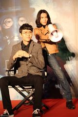 组图：方大同卖吉他拍MV 萧敬腾搞怪站台当名模