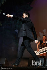 组图：众星捧场爱庭院艺术节 Raina担任主持