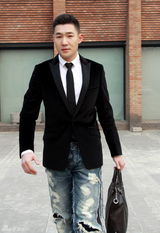 组图：白微冬日混搭街拍凸显型男范儿