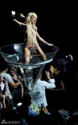 高清组图：帕丽斯-希尔顿西班牙性感亮相香艳派对