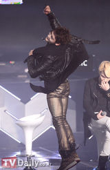 组图：韩团SHINee新专辑回归首唱疯狂火爆