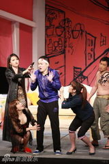 组图：新版《两老婆》首演 喻恩泰扮成情趣兔女郎