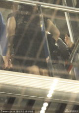 组图：准新娘刘璇踩高跟鞋获搀扶 乘电梯险走光