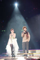 组图：梁静茹银白短裙开唱 送亲笔签名纸飞机