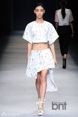 组图：孔孝真CL等助阵时装周 李秀赫亮相T台