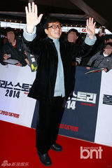 组图：成龙韩国宣传《警察故事》 始源义气助阵