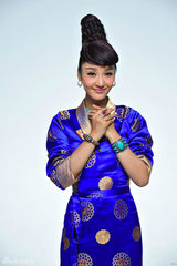 组图：旺姆蓝色藏装写真曝光 佩戴藏式饰品