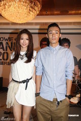 组图：Dear Jane加盟华纳 方大同薛凯琪到场支持