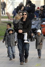 高清组图：皮特朱莉一家人乘坐快艇回威尼斯