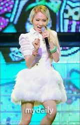 组图：G-dragon获音乐节目冠军 宣美撅臀辣舞