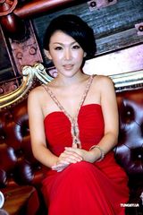 高清组图：周诗雅新碟发布秀浅沟 吴京黑超现身支持