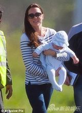 组图：凯特携小王子出国度假 小家伙壮实脸嘟嘟