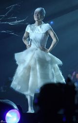 组图：王菲白色浴巾装亮相造型独特 赵薇看台助阵