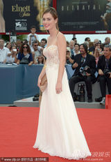 组图：女星海达斯吊带白裙走红毯身材凹凸有致