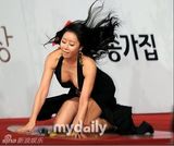 组图：河娜京爆乳性感亮相红毯不慎摔倒