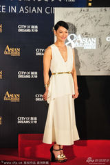 组图：惠英红着白裙现身 红毯大方秀笑容