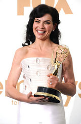 组图：艾美奖后台 玛格丽丝夺视后开心比V